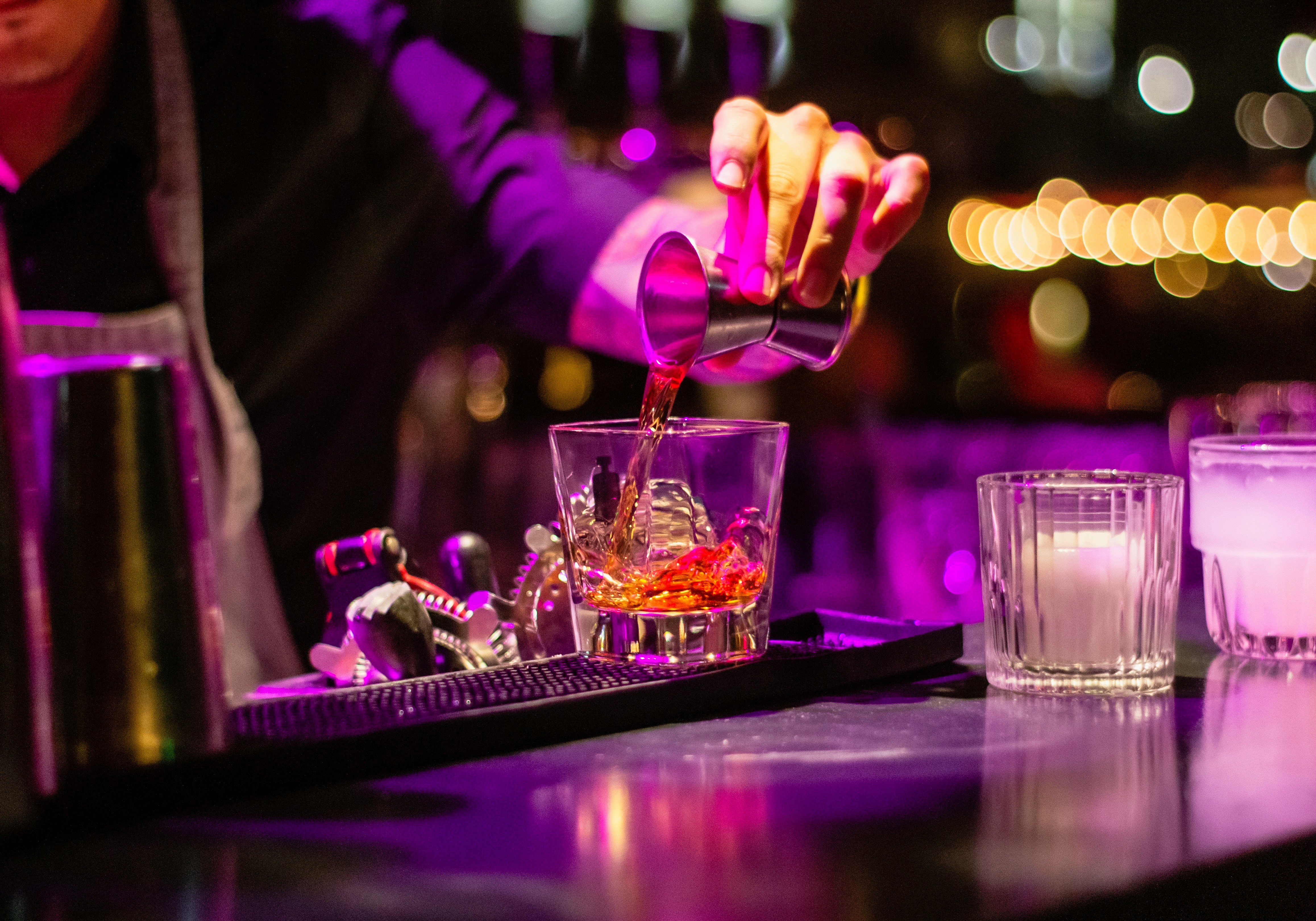 Bartender preparando un cóctel premium en un evento exclusivo